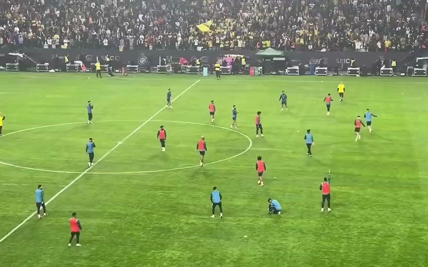 爱游戏app -罗马训练开放日，国际比赛日强势反弹引欢呼，德甲在即，训练强度明显提升 